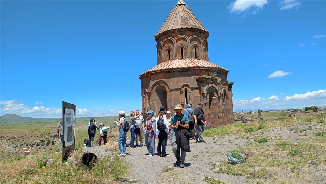 1001 Kilise Şehri Ani ziyaretçi akınına uğruyor-1