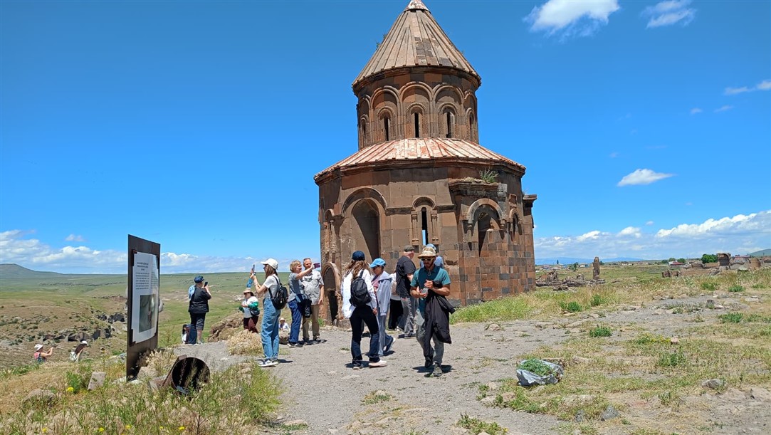1001 Kilise Şehri Ani ziyaretçi akınına uğruyor-3