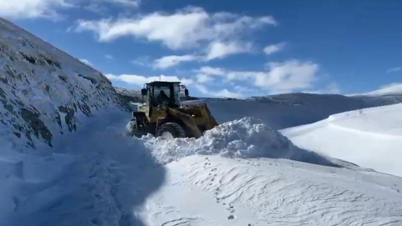 Kars’ta köy yolları tek tek açılıyor