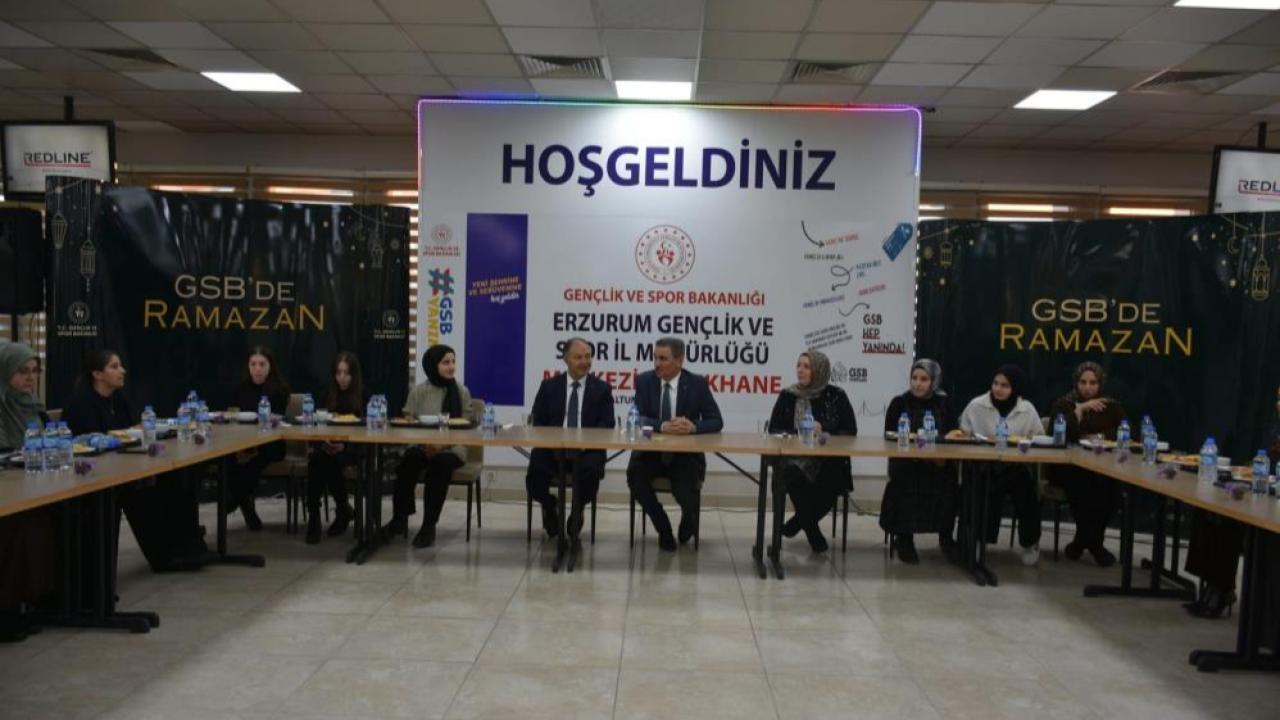 Vali Baruş öğrencilerle iftar etti