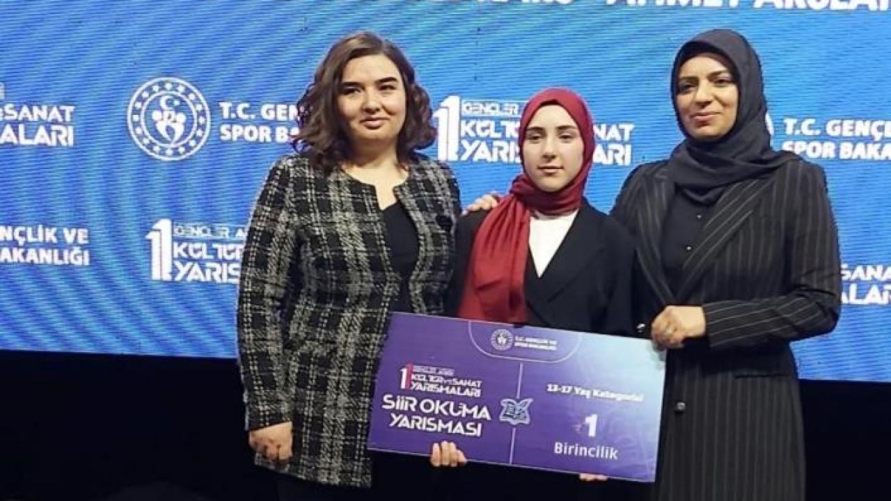 Akyakalı Aleyna Kurtbaş şiir okuma yarışmasında bölge birincisi oldu