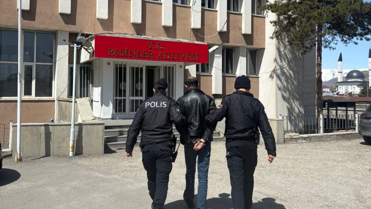 Uyuşturucuyu vites ile teyip arasındaki iç kısımda zulaladı