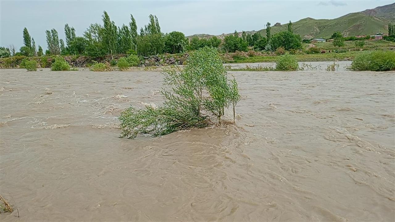 Aras Nehri coşkun akıyor