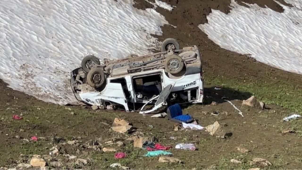 İşçi servisi uçuruma yuvarlandı: 1 ölü, 7 yaralı