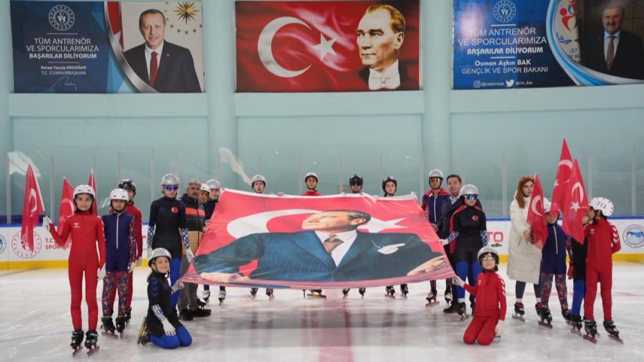 Kars’ta 19 Mayıs coşkusu buz pistine taşındı