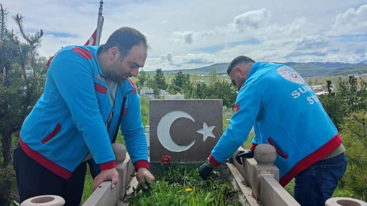 Susuz’da şehit kabirleri bayram öncesi özenle temizlendi