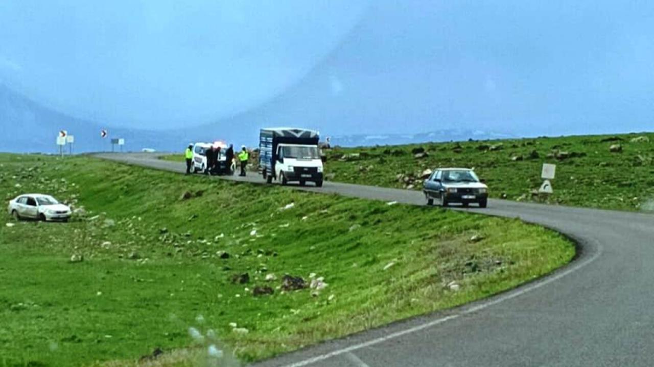 Yoldan çıkarak şarampole yuvarlanan araç korkuttu