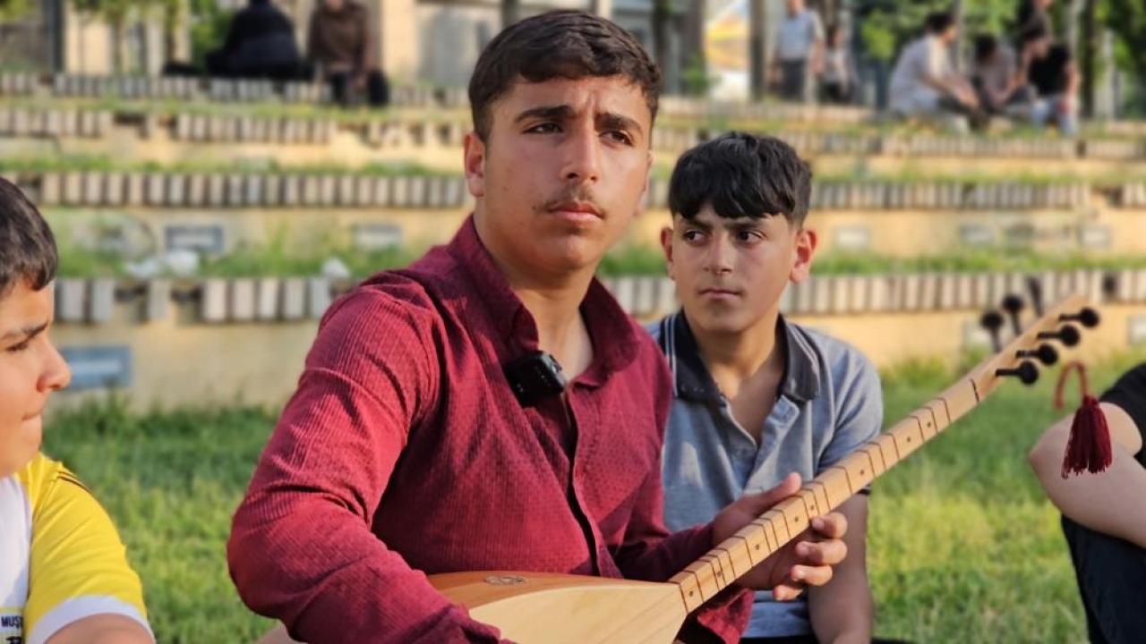 14 yaşındaki bağlama tutkununun büyük hedefi