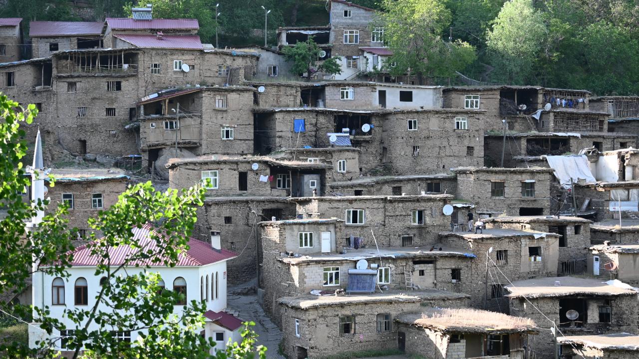 300 yıllık taş ve ahşap evler zamana meydan okuyor