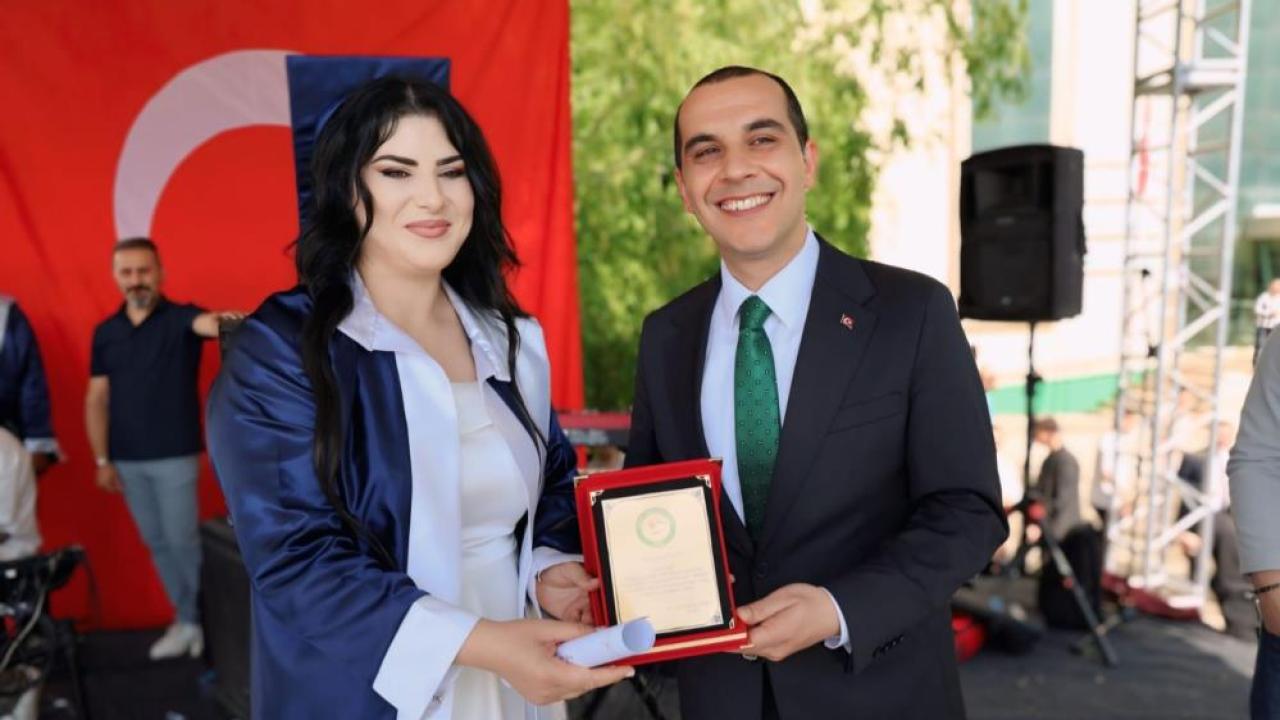Açık lise mezuniyetinden üniversite birinciliğine: Emine Güneş’in azim ve başarı hikayesi