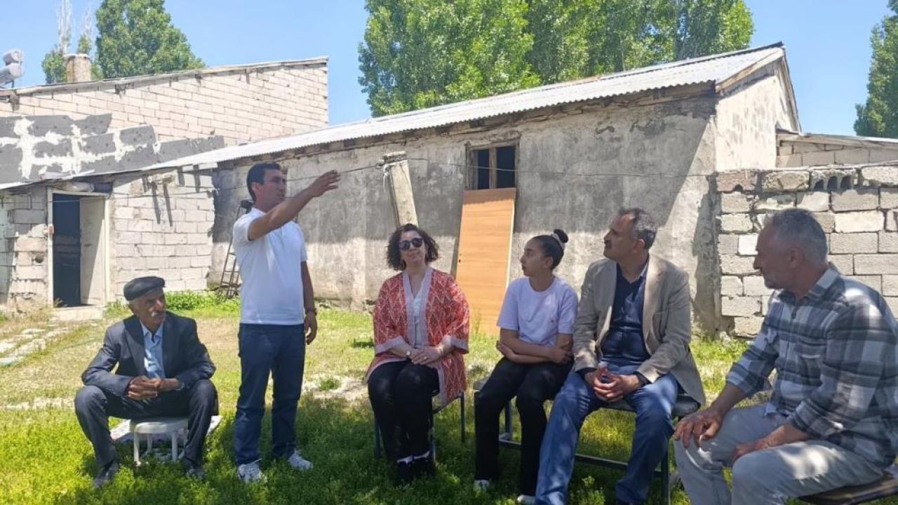 Ağrı Valisi Önder Bozkurt’tan yangında zarar gören aileye destek