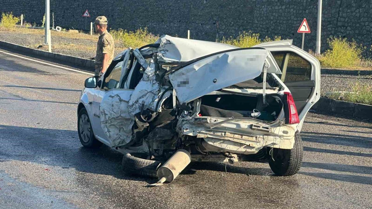 Ağrı’da freni tutmayan kamyonet kırmızı ışıkta duran otomobile çarptı: 2 yaralı