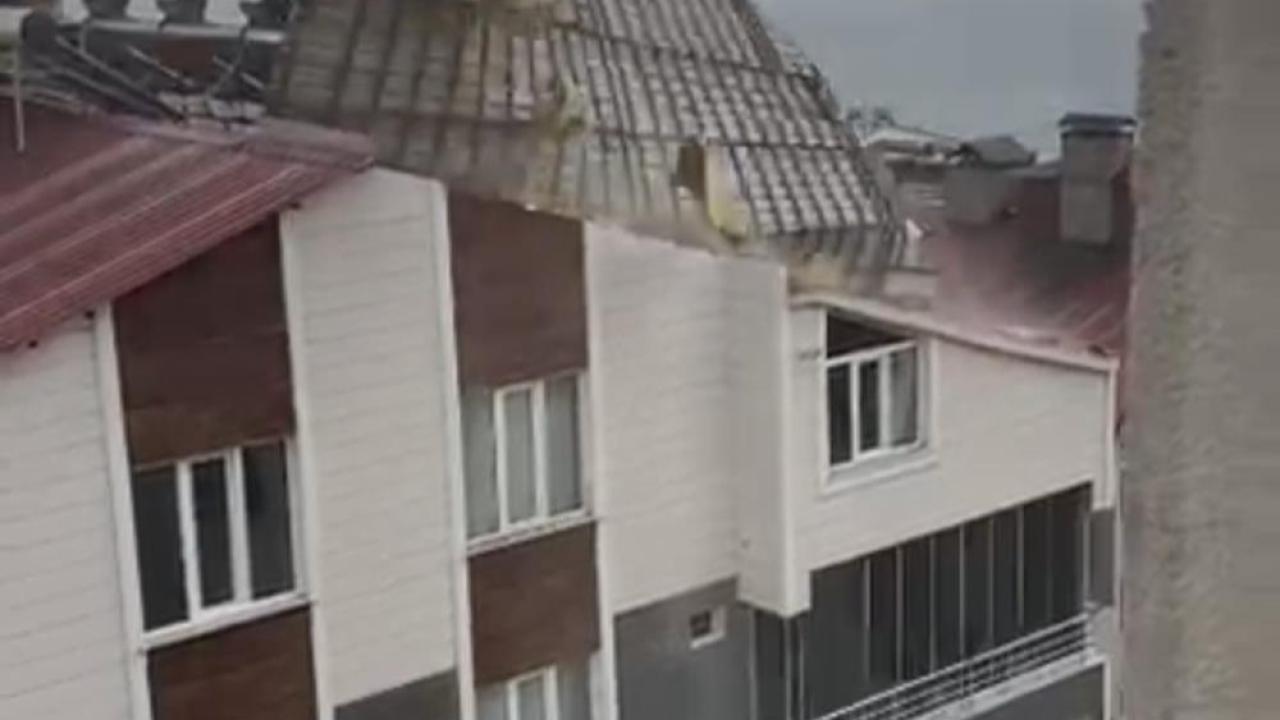 Ahlat'ta şiddetli fırtına çatı uçurdu