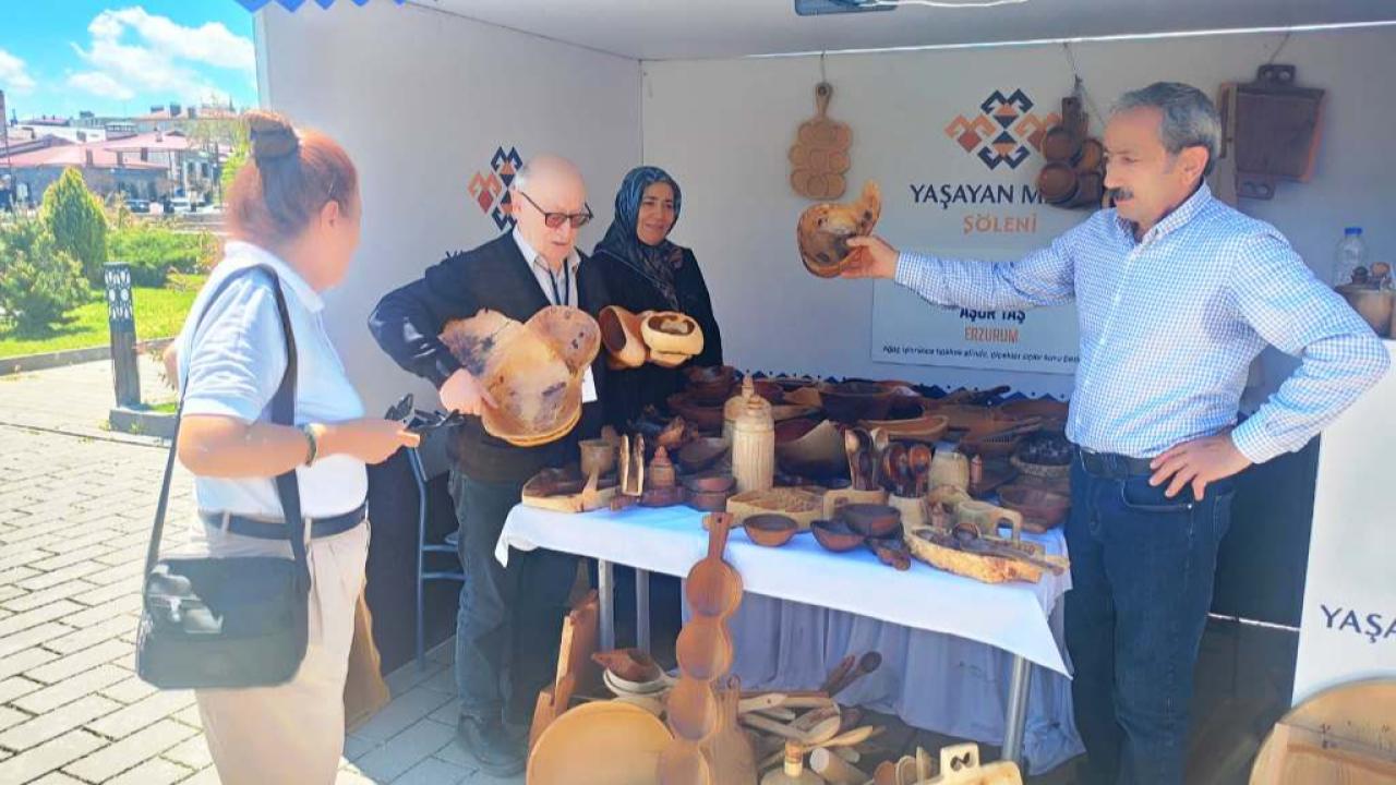 Ahşaba hayat veren Erzurumlu Aşur Taş, Kars’ta