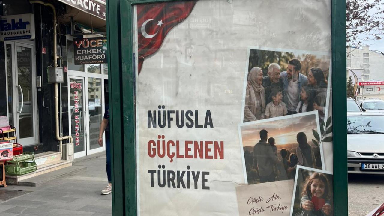 Aile değerlerine dikkat çeken afişler Kars'ın her noktasında
