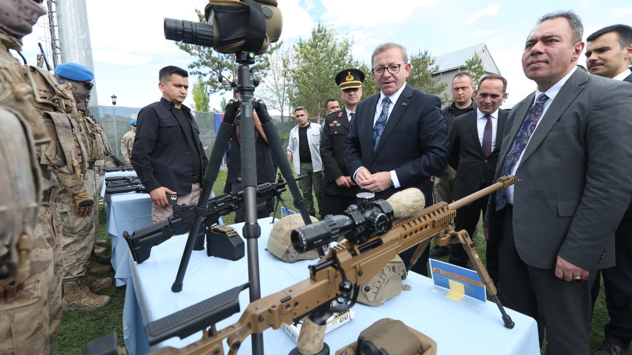ali Polat jandarma töreninde yerli silahları inceledi