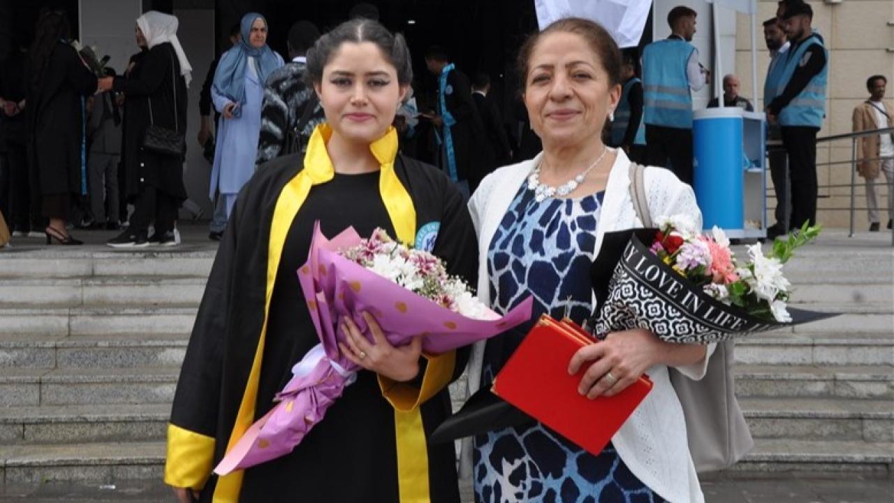Anne ve kızı Kafkas Üniversitesini birincilikle bitirdi