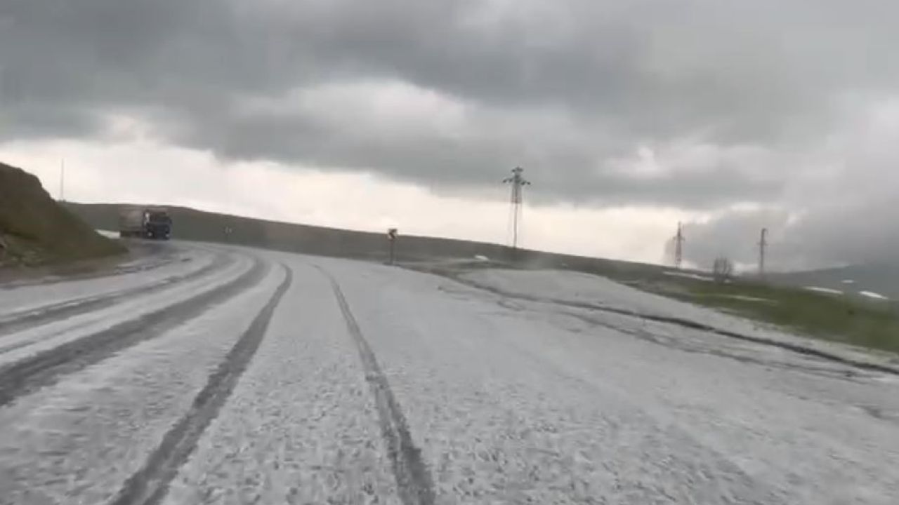 Ardahan’da dolu yağışı yolu beyaza bürüdü