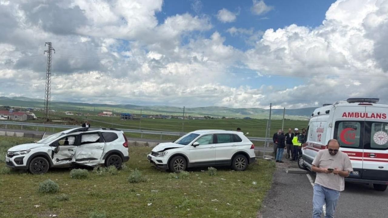 Ardahan'da iki otomobilin çarpıştığı kazada 3 kişi yaralandı
