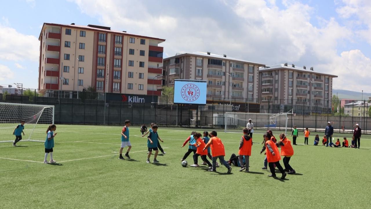 Ardahan’da minik futbolcular mavi kart için yarışıyor