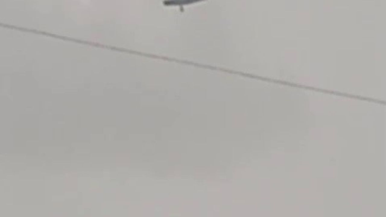 Askeri helikopter dolu ve yağmura yakalandı