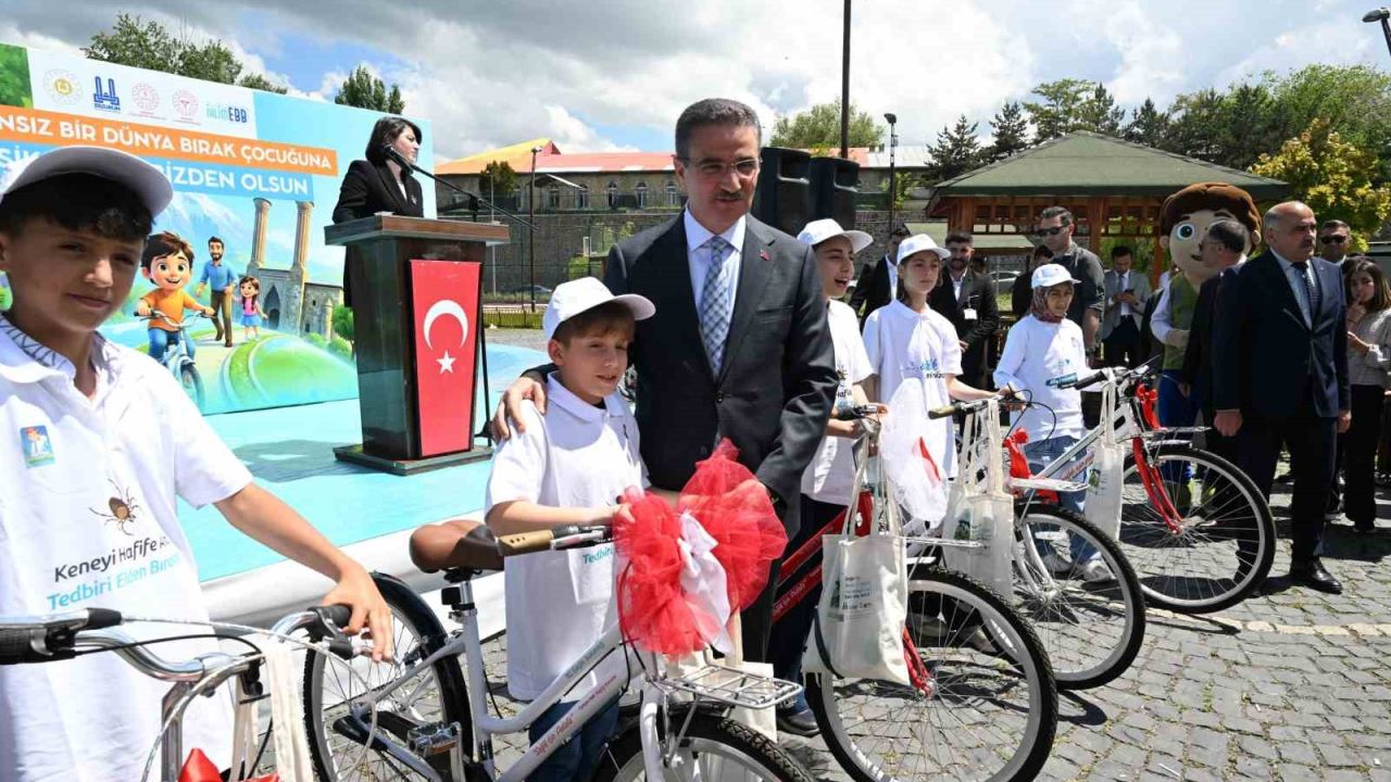 Babalarına sigarayı bıraktırdılar, bisikleti kaptılar