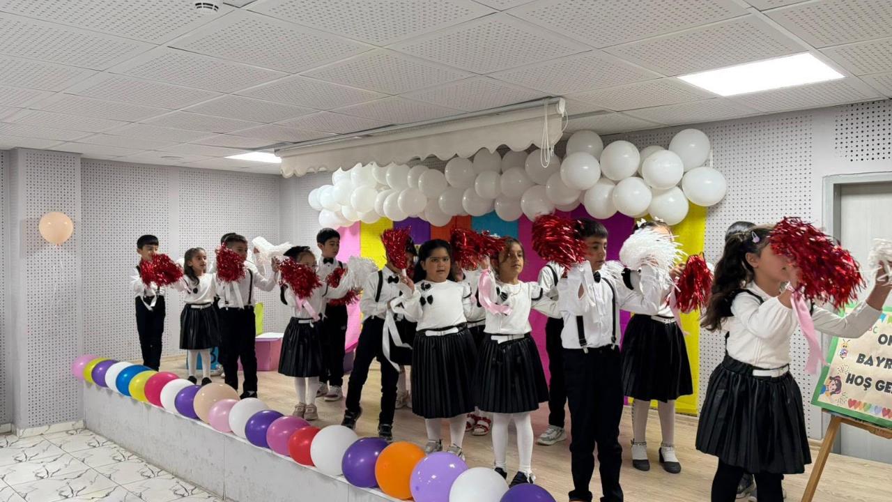Digor’da öğrencilerden renkli okuma bayramı gösterisi