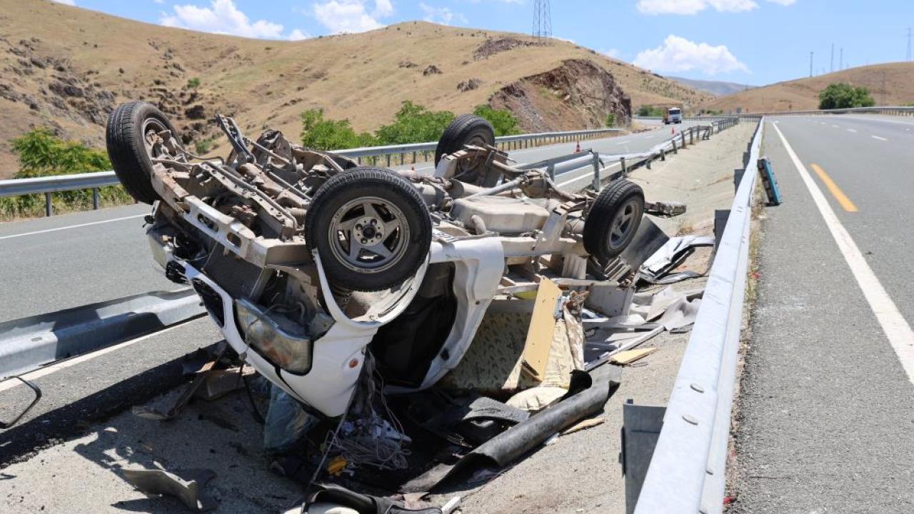 Elazığ'da kamyonet su kanalına devrildi