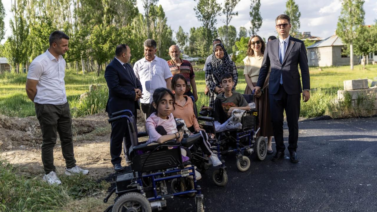 Erciş'te yaşayan özel gereksinimli üç kardeşin karne sevinci