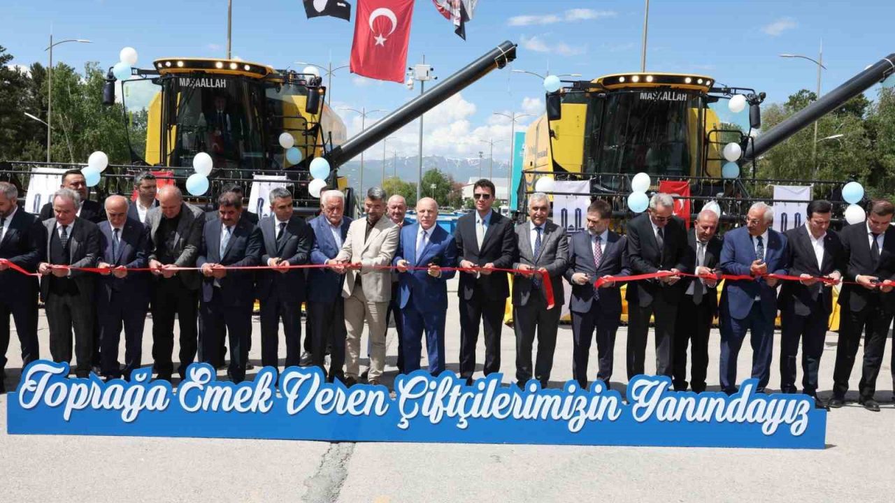 Erzurum’da bir ilk: Tarım makineleri parkına 2 biçerdöver, 4 römork eklendi