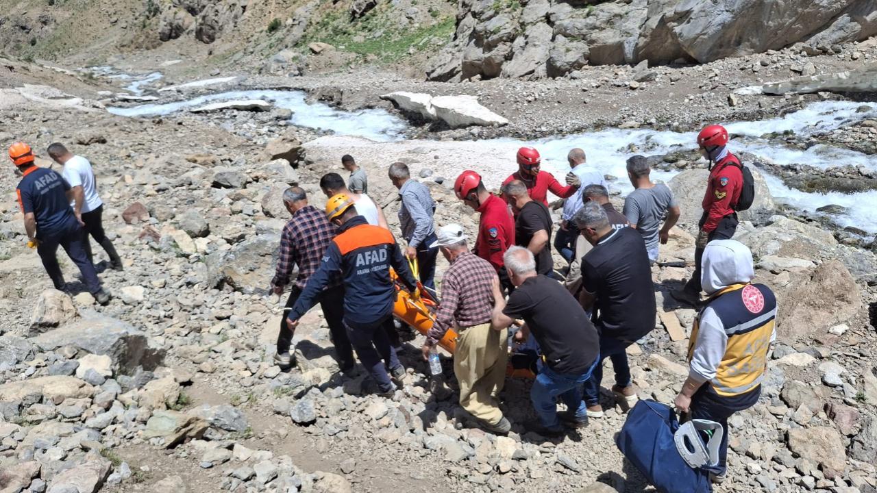 Hakkari'de kayalıklardan düşen adam için seferberlik