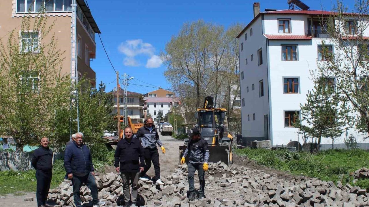 Hanak ilçesinde kilit parke çalışmaları başladı