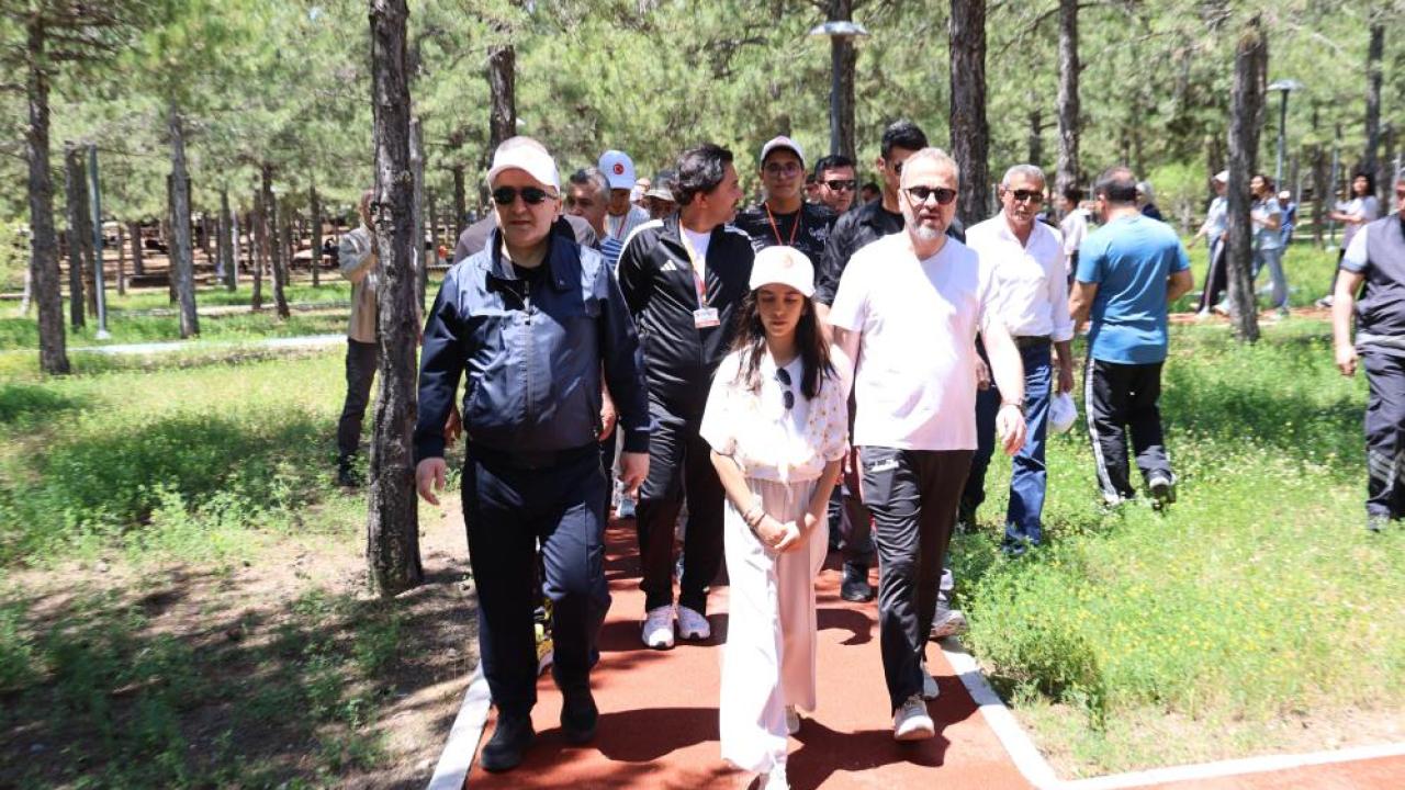 Hem yürüdüler hem eğlendiler