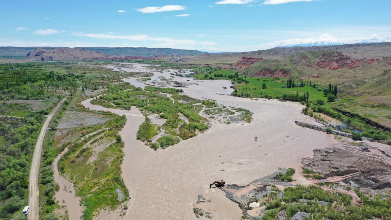 Iğdır’da karlar eridi, Aras Nehri taştı