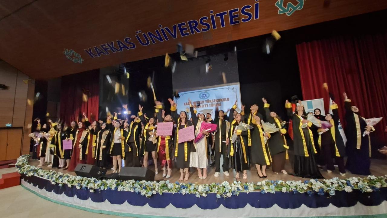 Kafkas Üniversitesi Meslek Yüksekokulu'nda mezuniyet coşkusu