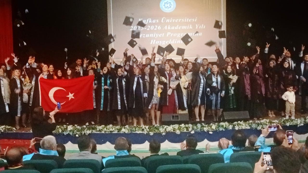 Kafkas Üniversitesinde mezuniyet coşkusu yaşandı