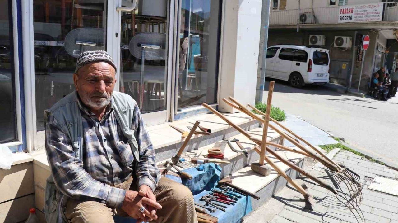 Kaldırımda satışa çıkardığı tarım aletlerini hayırsever iş insanı satın aldı