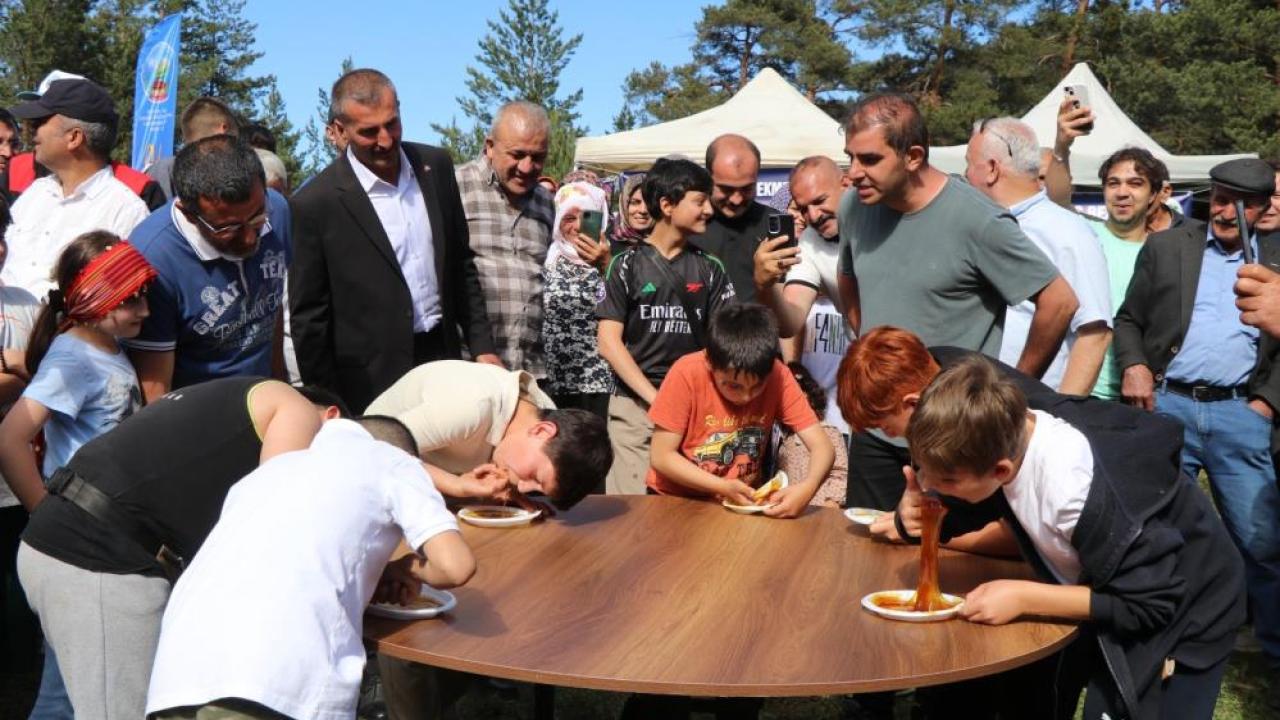 Karnavas Dut Pekmezi Festivali’nde çocuklar parmakla pekmez yemek için yarıştı