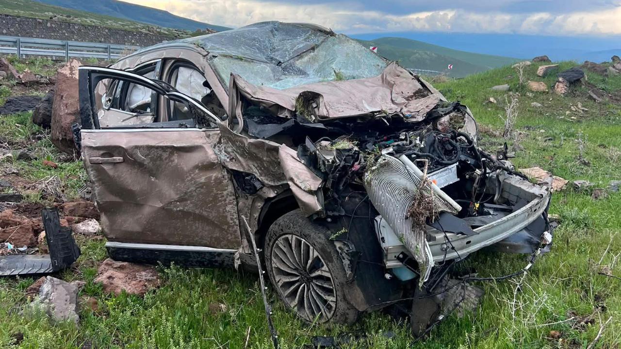 Kars-Iğdır yolunda kontrolden çıkan araç devrildi