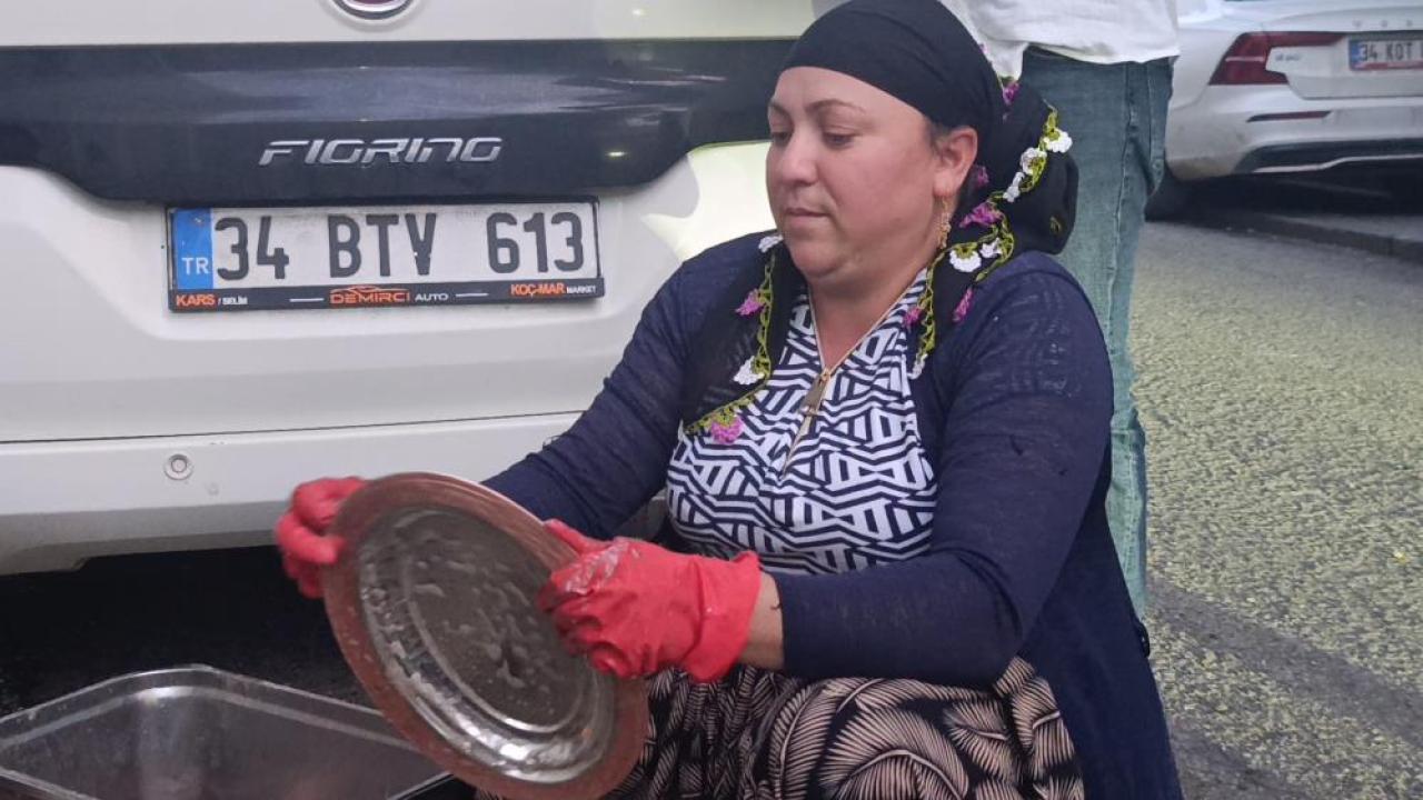 Kars sokaklarında alın teriyle geçim: Karı-koca kalaycılık yaparak ekmeklerini kazanıyor