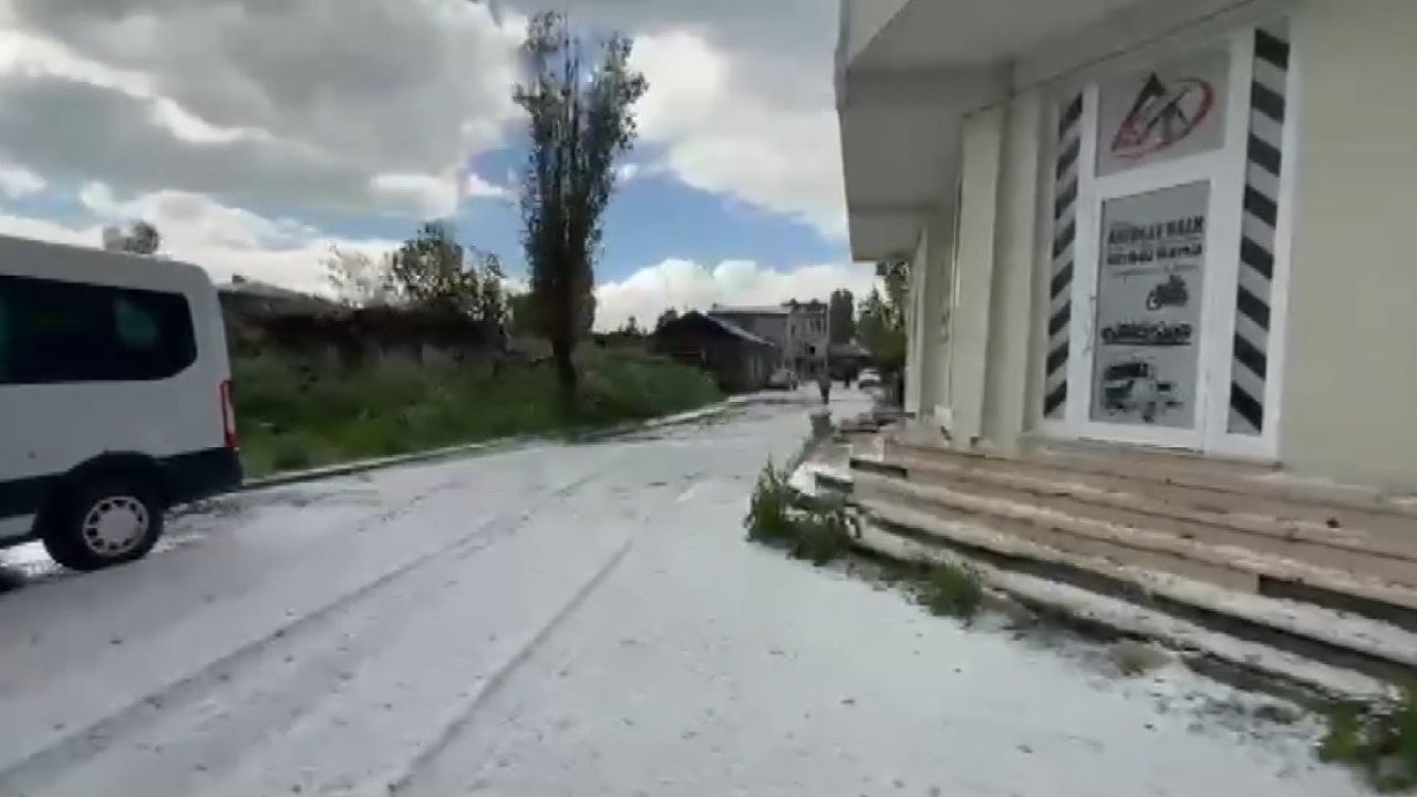 Kars’a dolu yağdı: Vatandaşlar kar temizler gibi kürek salladı