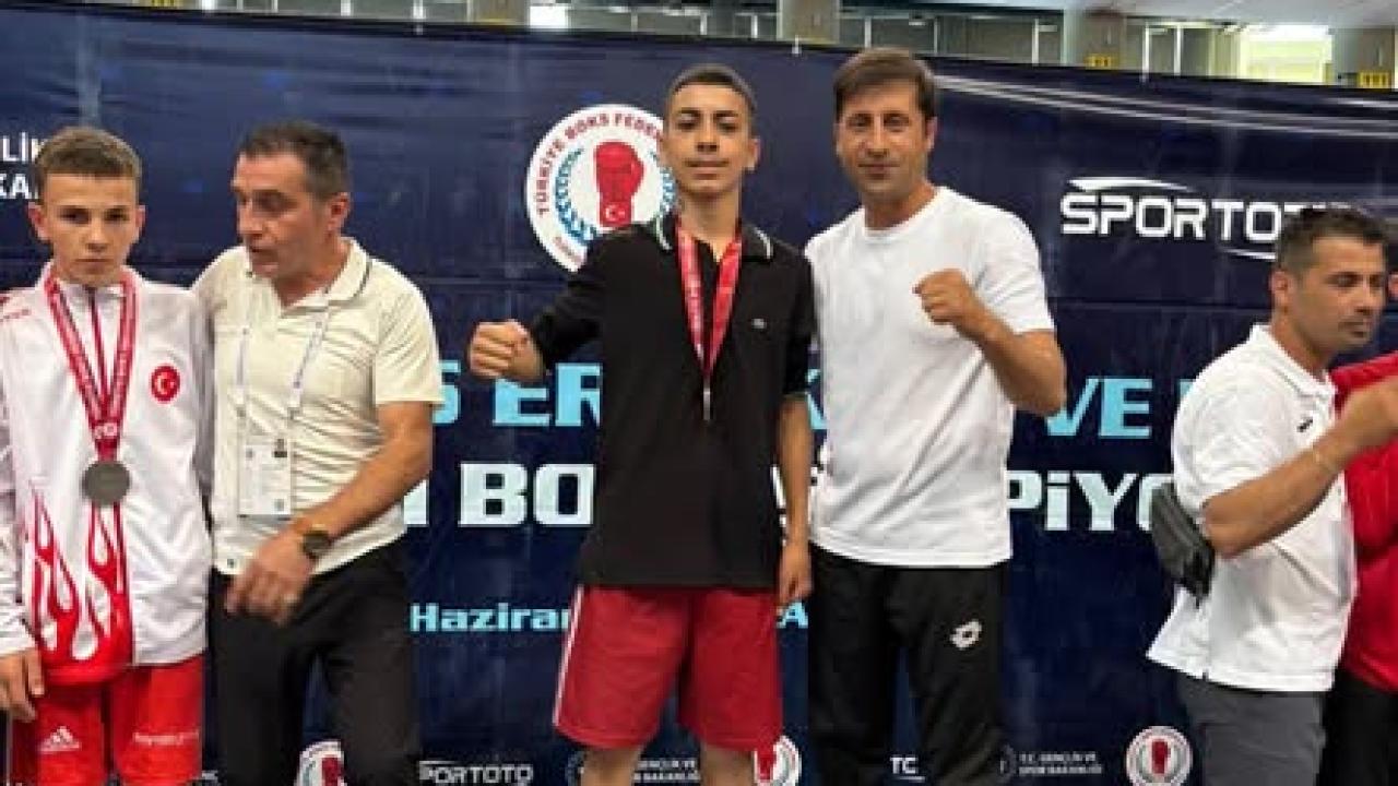 Kars'ın şampiyon boksörü zirvede