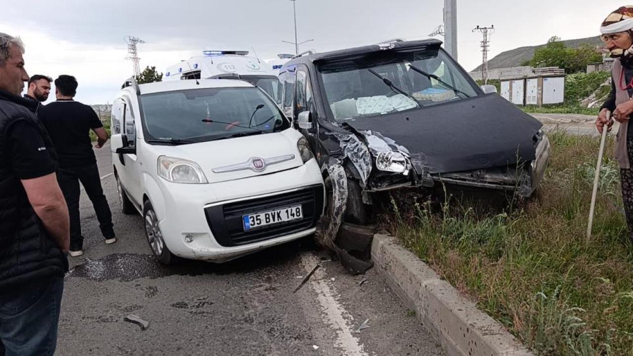 Kars’ta 2 araç çarpıştı: 3’ü çocuk 5 kişi yaralandı