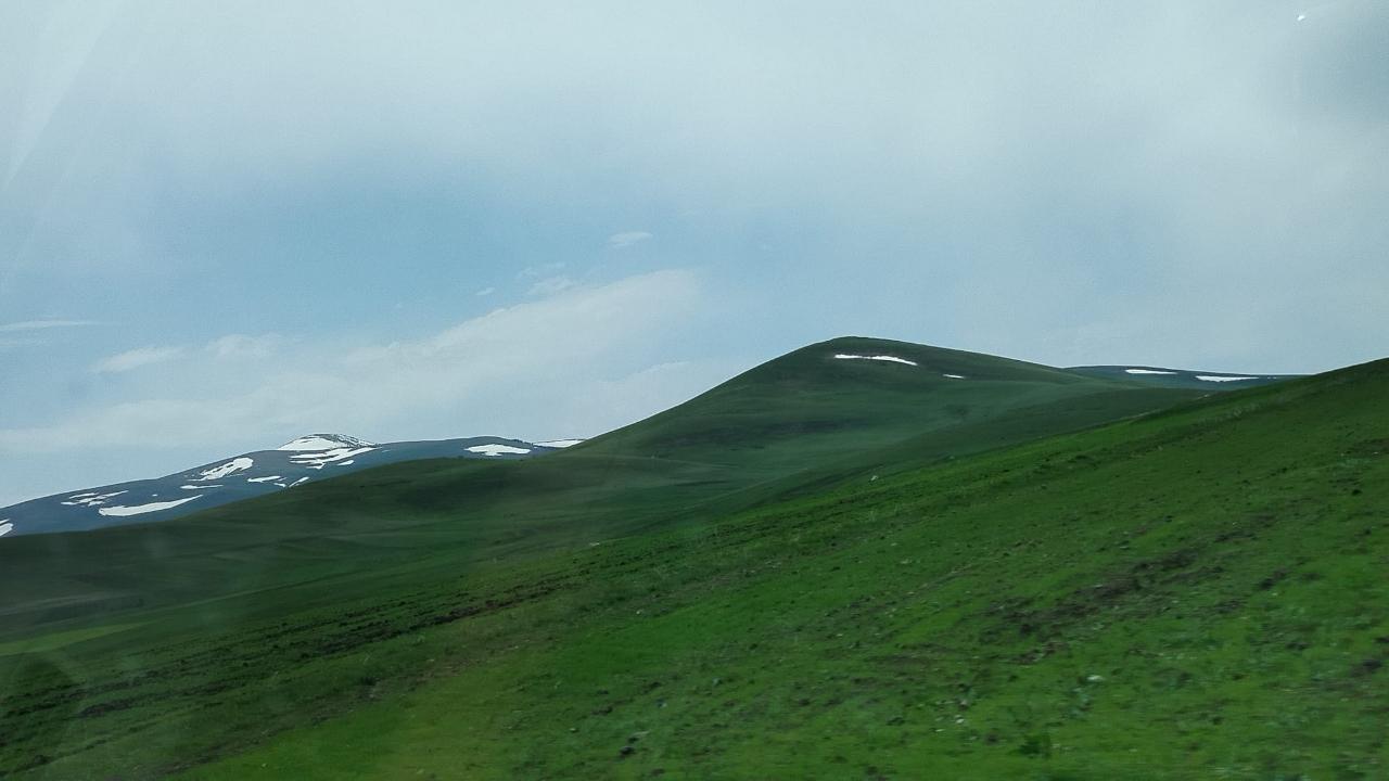 Kars’ta baharın renkleri karla buluştu