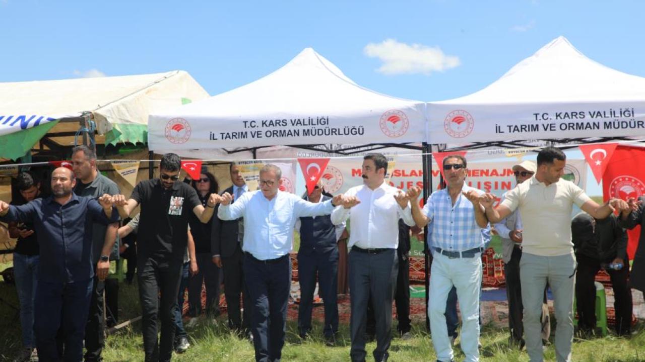 Kars’ta bin 200 dekarlık meraya 12 ton gübre, 41 üreticiye 6 bin 150 kilogram korunga tohumu desteği