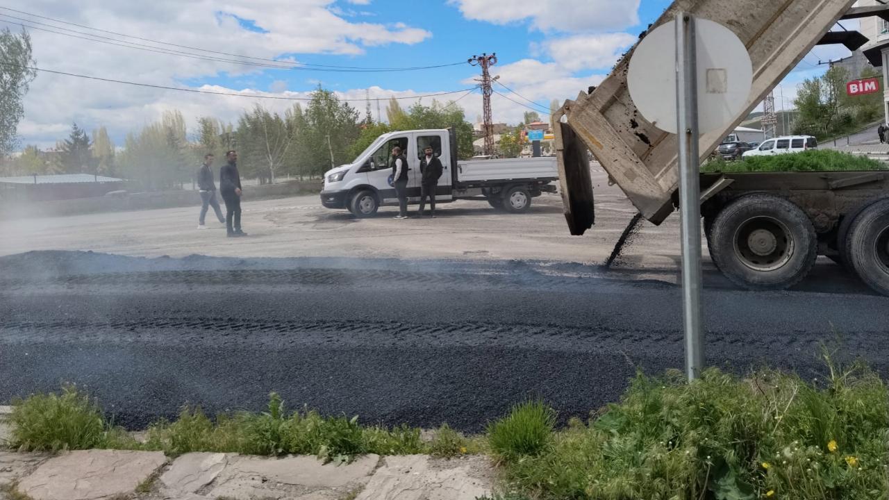 Kars’ta bozulan yollara asfalt yaması yapıldı