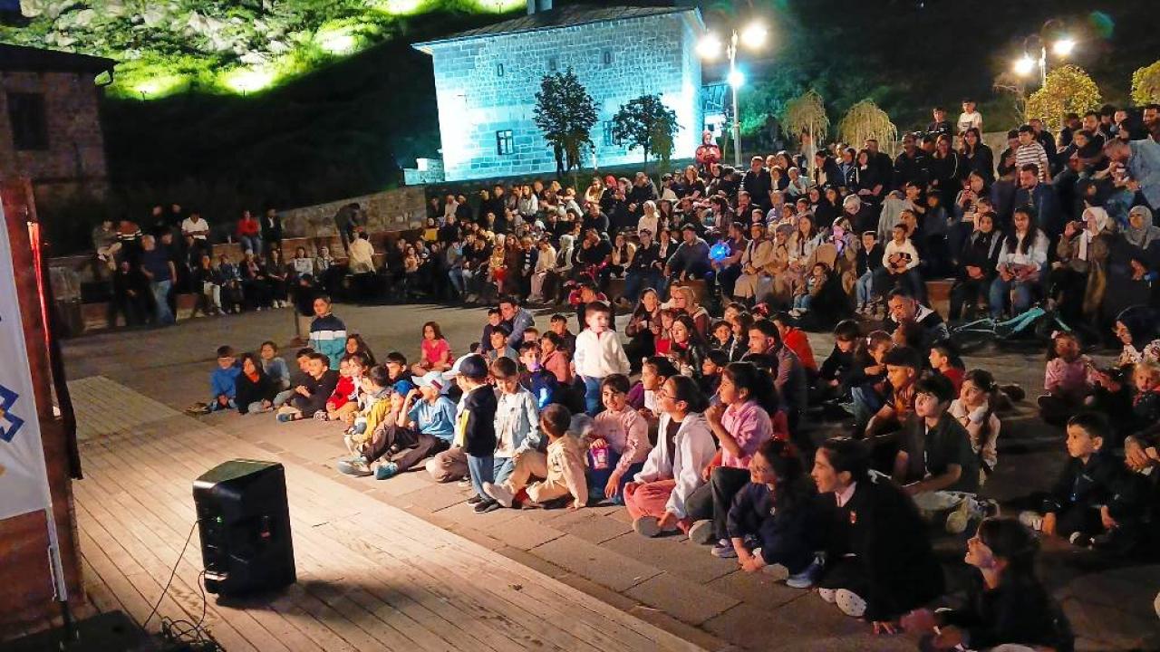 Kars’ta çocuklar, karagöz ve kukla gösterisiyle doyasıya eğledi