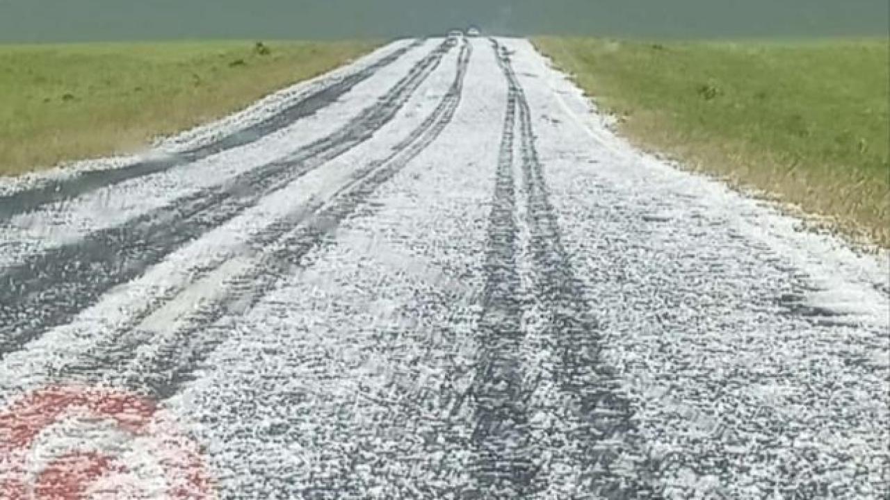 Kars’ta dolu kabusu: Araçlar hasar gördü, çiftçi umudunu kaybetti