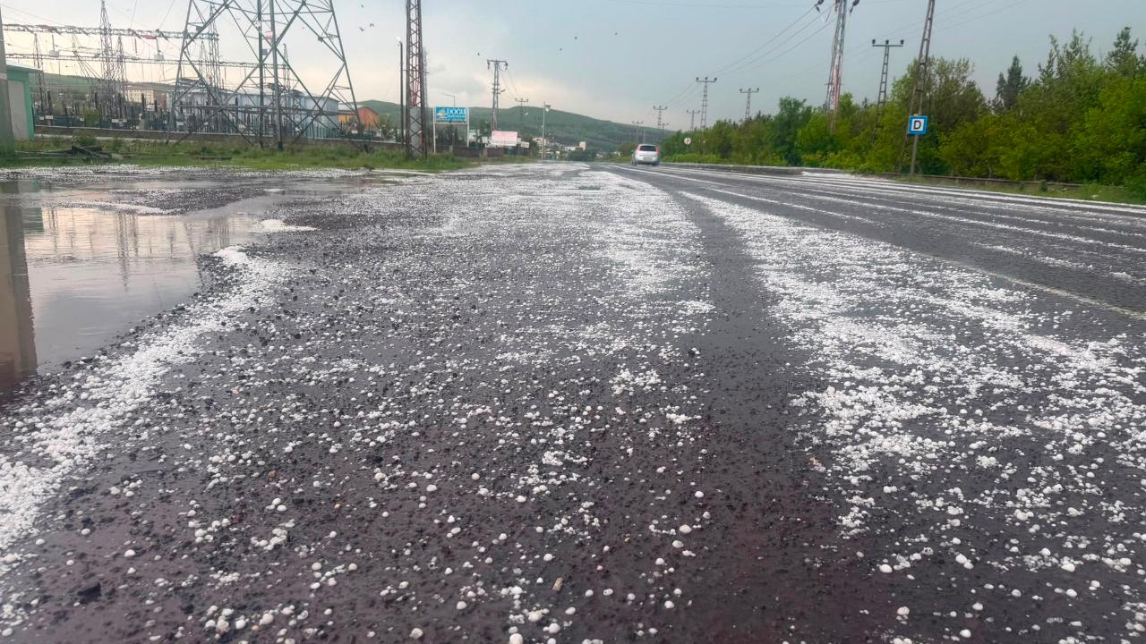 Kars’ta dolu yağışı ortalığı beyaza bürüdü