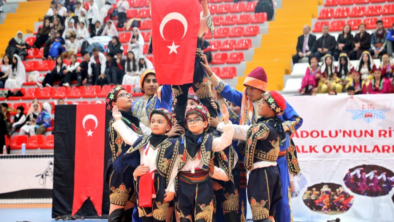 Kars'ta halk oyunları şenliği coşkuyla tamamlandı